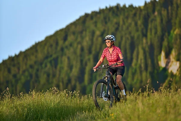 Retrato Una Mujer Bastante Mayor Montando Bicicleta Montaña Eléctrica Las — Foto de Stock
