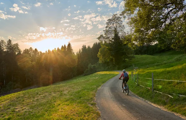 Aktív Lovaglás Elektromos Mountain Bike Naplementekor Bregenz Erdő Hegyek Közelében — Stock Fotó