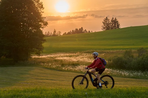 Mujer Activa Montando Bicicleta Montaña Eléctrica Atardecer Las Montañas Del — Foto de Stock