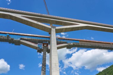 Stuttgart 'tan Münih' e giden yeni tren yolu için karmaşık bir şantiye. Fils Vadisi, Baden-Wuerttemberg, Almanya 'da birleşik tünel ve köprü inşaatı 