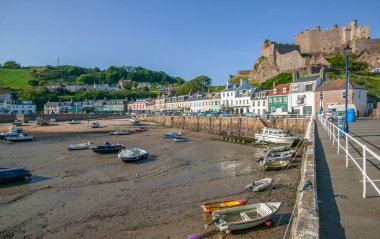Yelkenli tekneler Gorey Limanı, Jersey, Kanal Adaları 'nda sular çekilince