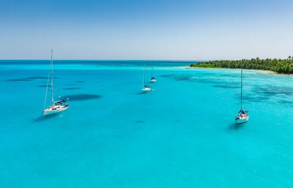 Sailing Yacht Anchoring Shallow Waters Suwarrow Atoll Cook Islands Polynesia — ストック写真