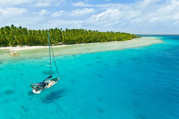 Sailing Yacht Anchoring Shallow Waters Suwarrow Atoll Cook Islands Polynesia — ストック写真
