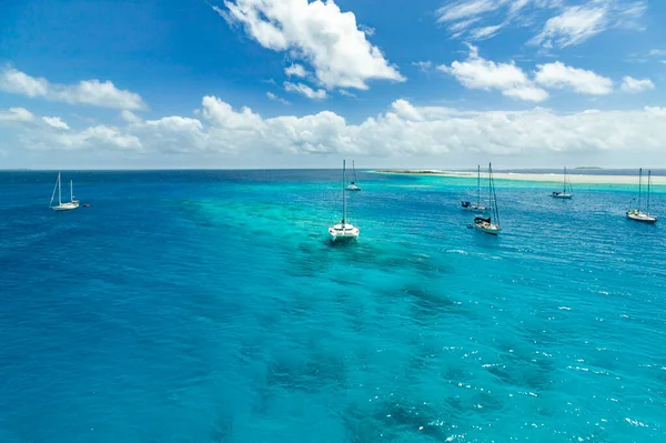 Sailing Yacht Anchoring Shallow Waters Suwarrow Atoll Cook Islands Polynesia — ストック写真