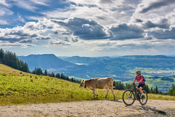 Nice Active Senior Woman Riding Her Electric Mountain Bike Mount — Stockfoto
