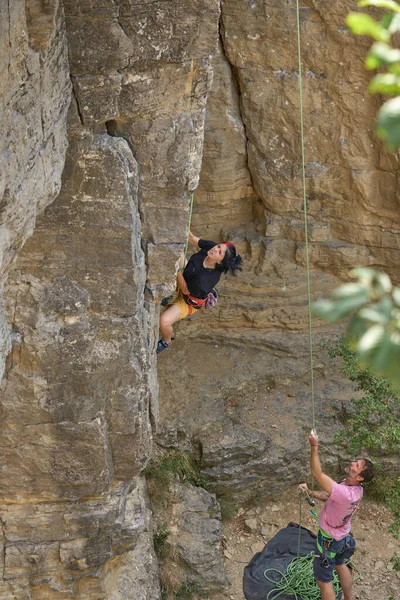 Teenage Girl Difficult Rock Climbing Secured Her Dad Rock Gardens — Stockfoto
