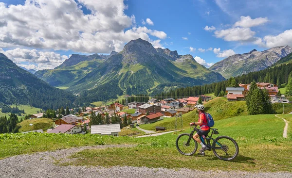 Active Senior Woman Riding Her Electric Mountain Bike Famous Village — Foto de Stock