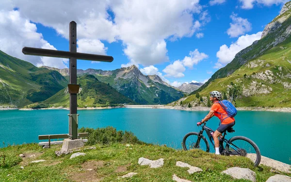 Active Senior Woman Riding Her Electric Mountain Bike Spuller Lake — Stockfoto