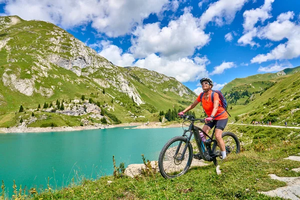 Active Senior Woman Riding Her Electric Mountain Bike Spuller Lake — Foto de Stock