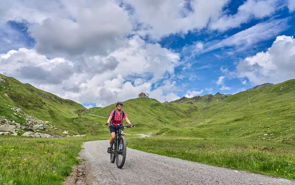 Nice Active Senior Woman Riding Her Electric Mountain Bike Silvretta — Stock Fotó