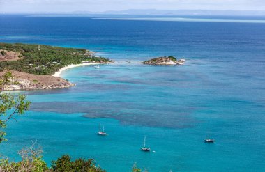 Kaptan Aşçı 'dan muhteşem bir manzara. Kertenkele Adası' nın tepesinden. Grat Bariyer Resifi, Queensland, Avustralya üzerinden.