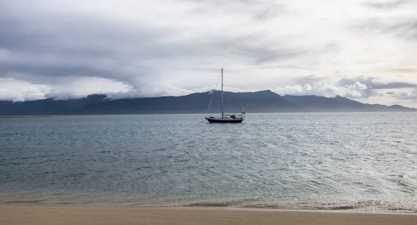 Sailing Yacht Anchoring Hope Island Great Barrier Reef Queensland Australia — Stock Photo, Image