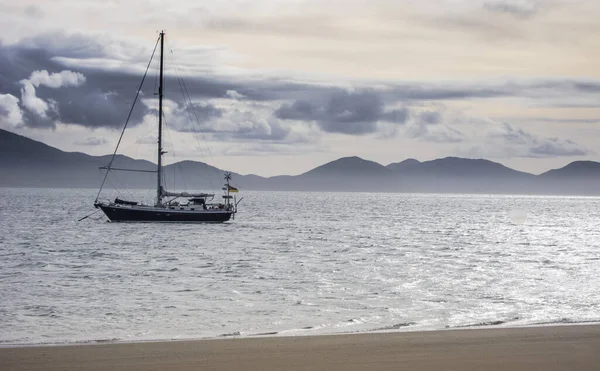 Sailing Yacht Anchoring Hope Island Great Barrier Reef Queensland Australia — Stock Photo, Image