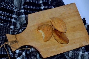 Kurumuş sünger tahta üzerinde beyaz bir zemin ve çizgili bir kumaş üzerinde.