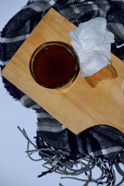 Bir fincan sade kahve ve kuru sünger. Beyaz arkaplan ve kumaş