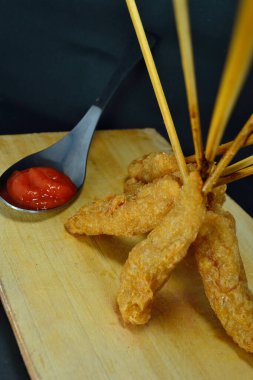 Satay Egg Roll Endonezya yemeklerinden biridir. Sıcak yağda kızartılmış yumurtadan yapılmış sonra da çubuklarla sarılmış.