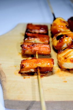 Endonezya sokak atıştırmalıkları, sosis, köfte, mantar, nugget vs. gibi beyaz arka planda izole edilmiş şeylerden oluşan çeşitli ızgara çeşitleri.