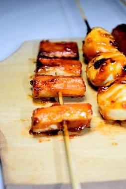 Endonezya sokak atıştırmalıkları, sosis, köfte, mantar, nugget vs. gibi beyaz arka planda izole edilmiş şeylerden oluşan çeşitli ızgara çeşitleri.