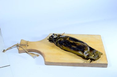 Muz yaprağına sarılı mantar ve kavrulmuş