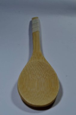 Saf beyaz arka planda bambudan yapılmış bir çatal bıçak seti.