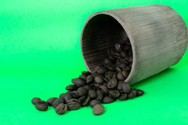 Kávová Zrna Bambusovém Skle Jsou Roztroušená Fotografie Zeleném Pozadí — Stock fotografie