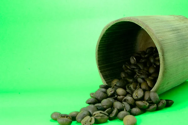 Grãos Café Vidro Bambu Estão Espalhados Foto Sobre Fundo Verde — Fotografia de Stock