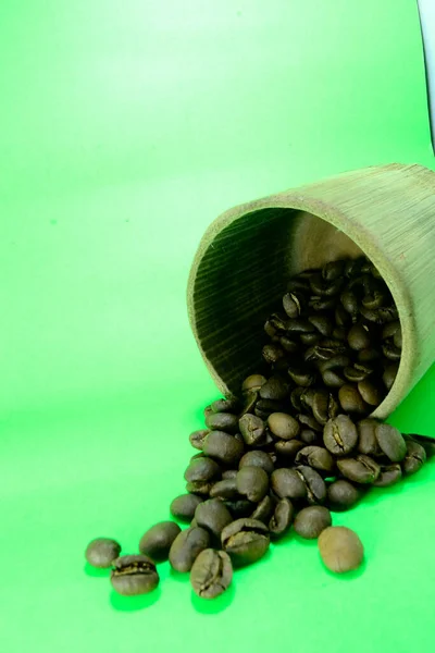 Kaffebönorna Bambuglaset Utspridda Bild Grön Bakgrund — Stockfoto