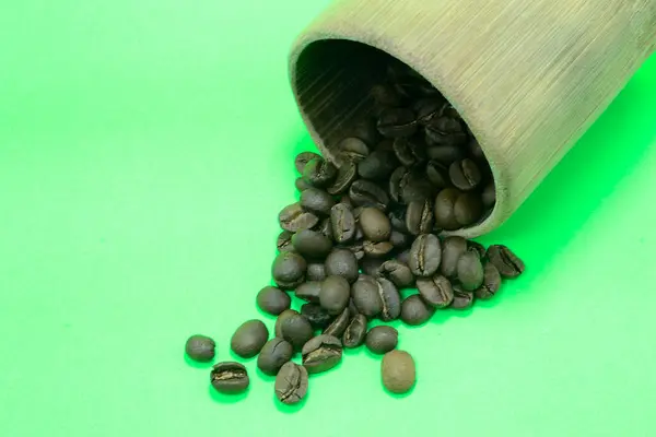 Grãos Café Vidro Bambu Estão Espalhados Foto Sobre Fundo Verde — Fotografia de Stock