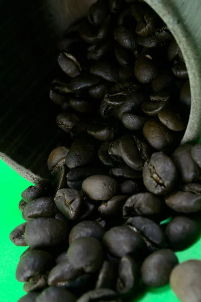 Koffiebonen Het Bamboe Glas Zijn Verspreid Foto Groene Achtergrond — Stockfoto