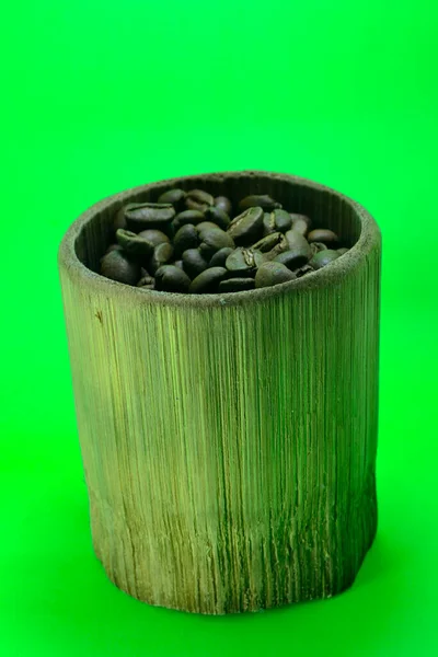 Bambu Bardağında Kahve Çekirdeği Yeşil Arkaplan Ile Izole Edilmiş — Stok fotoğraf
