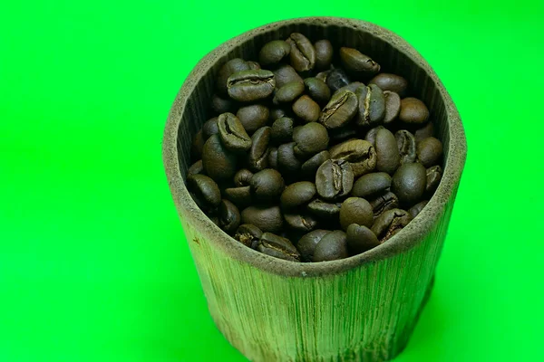 Kaffeebohnen Einem Bambusglas Vereinzelt Mit Grünem Hintergrund — Stockfoto