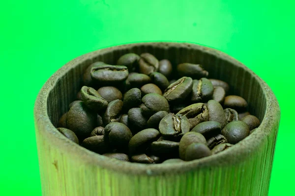 Κόκκος Καφέ Ποτήρι Μπαμπού Απομονωμένα Πράσινο Φόντο — Φωτογραφία Αρχείου