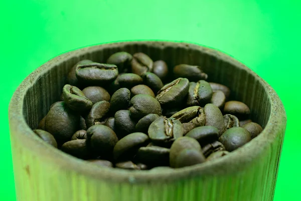 Kávová Zrnka Bambusové Sklenici Izolováno Zeleným Pozadím — Stock fotografie