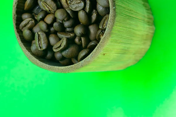 Kaffebönor Ett Bambuglas Isolerad Med Grön Bakgrund — Stockfoto