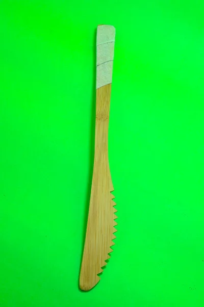 Saf Yeşil Arka Planda Bambudan Yapılmış Bir Çatal Bıçak Seti — Stok fotoğraf