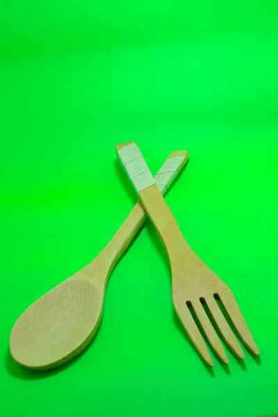 Saf Yeşil Arka Planda Bambudan Yapılmış Bir Çatal Bıçak Seti — Stok fotoğraf