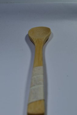 Saf beyaz arka planda bambudan yapılmış bir çatal bıçak seti.