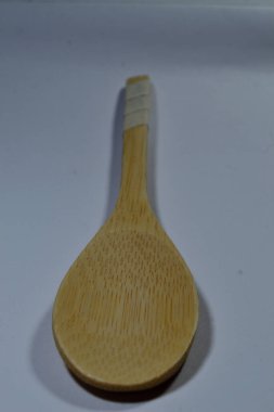 Saf beyaz arka planda bambudan yapılmış bir çatal bıçak seti.