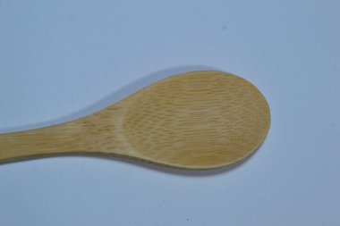 Saf beyaz arka planda bambudan yapılmış bir çatal bıçak seti.