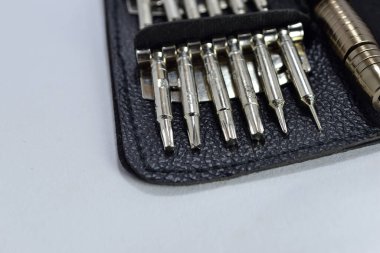 Beyaz arkaplanda kompakt ve pratik elektronik tamir aracı