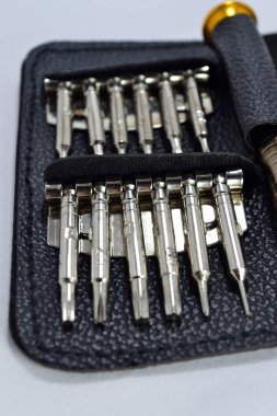 Beyaz arkaplanda kompakt ve pratik elektronik tamir aracı