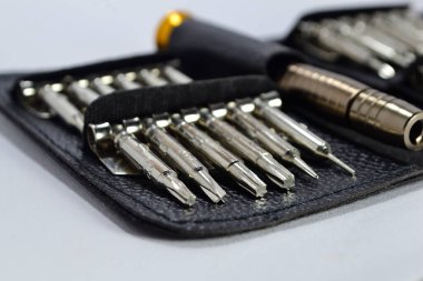 Beyaz arkaplanda kompakt ve pratik elektronik tamir aracı