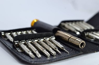 Beyaz arkaplanda kompakt ve pratik elektronik tamir aracı