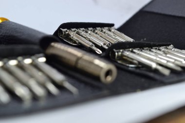 Beyaz arkaplanda kompakt ve pratik elektronik tamir aracı