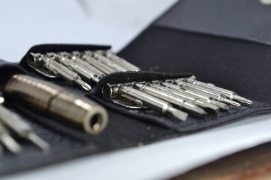 Beyaz arkaplanda kompakt ve pratik elektronik tamir aracı