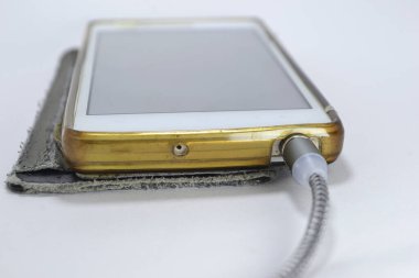 El Telefonunu şarj ediyorum. BEYAZ BÖLGESİ