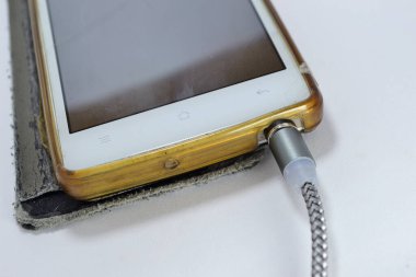 El Telefonunu şarj ediyorum. BEYAZ BÖLGESİ