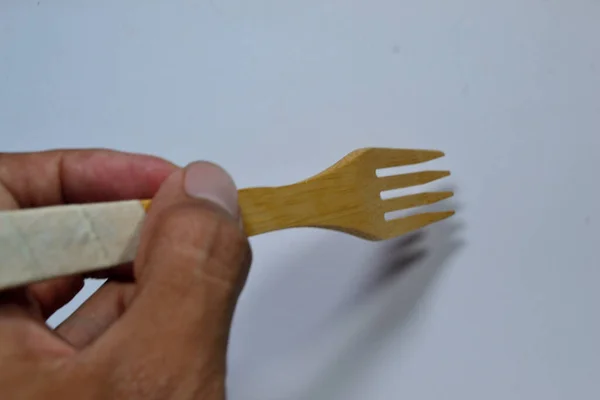 Saf Beyaz Arka Planda Bambudan Yapılmış Bir Çatal Bıçak Seti — Stok fotoğraf