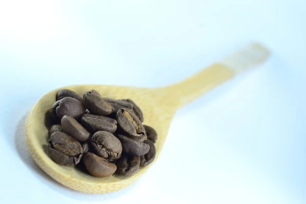 Kaffebönor Sked Fin Vit Bakgrund — Stockfoto