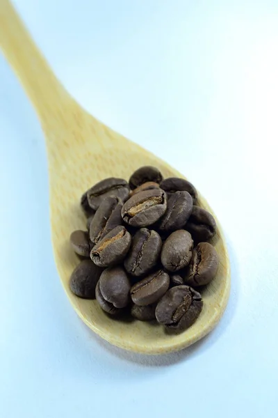 Kaffebönor Sked Fin Vit Bakgrund — Stockfoto